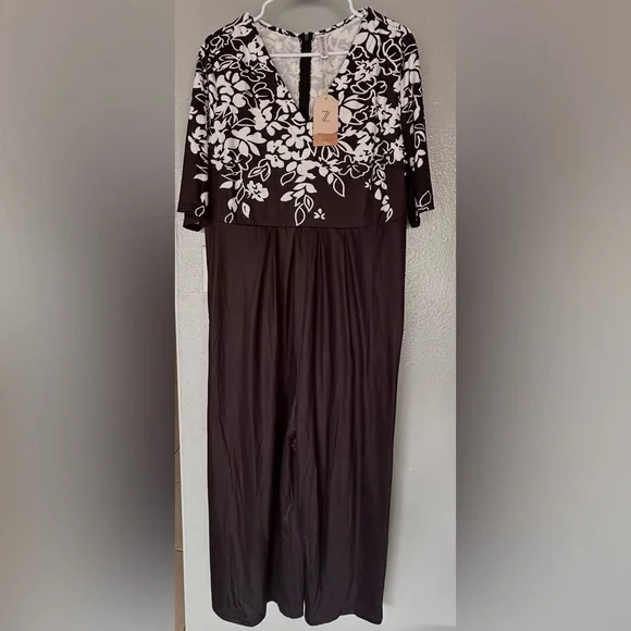 Chic Black and White Floral Jumpsuit - Picture 4 of 8